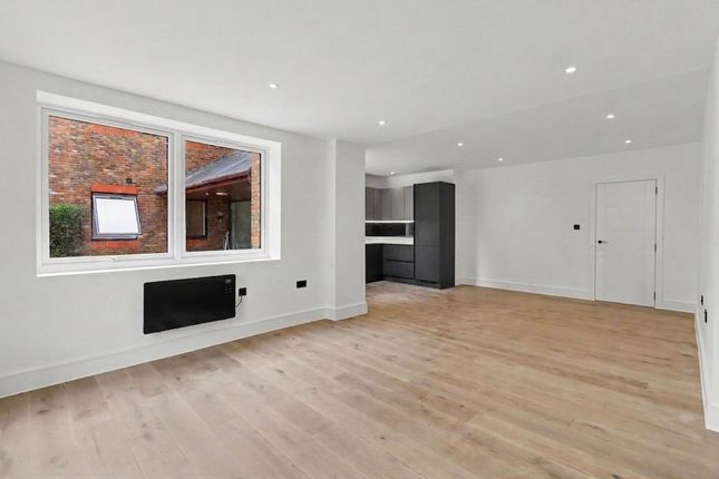 Flat 7, Crown Gate, Church Road, Claygate photo 4