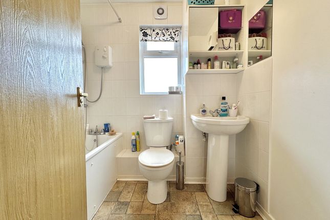 Flat for sale in Sterling Gardens, New Cross