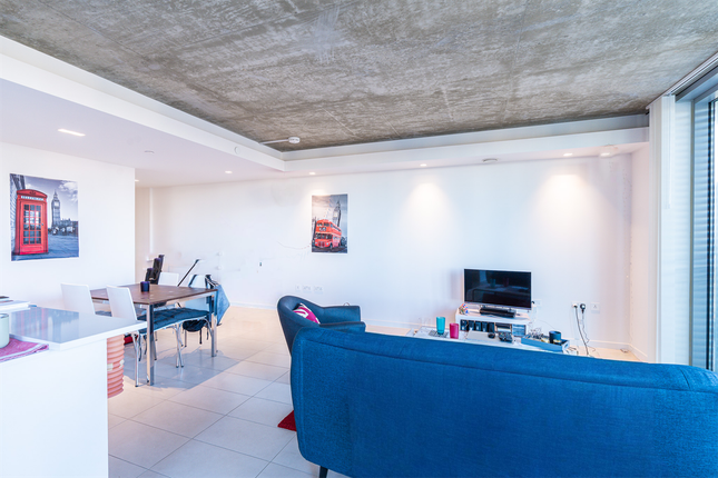 51, Apt 201 Hoola (East Tower), Tidal Basin Rd, London photo 2