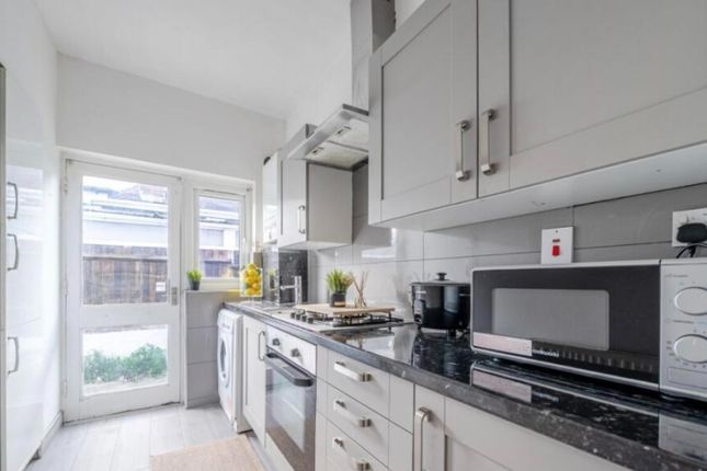 28, Adelaide Gardens, Greater London photo 2