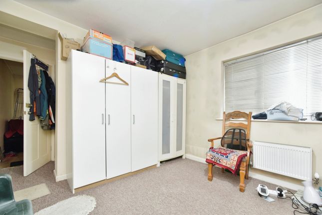 Flat for sale in County Road, Swindon