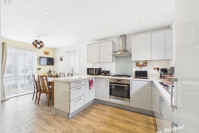 77 Greensleeves Drive, Aylesbury photo 4