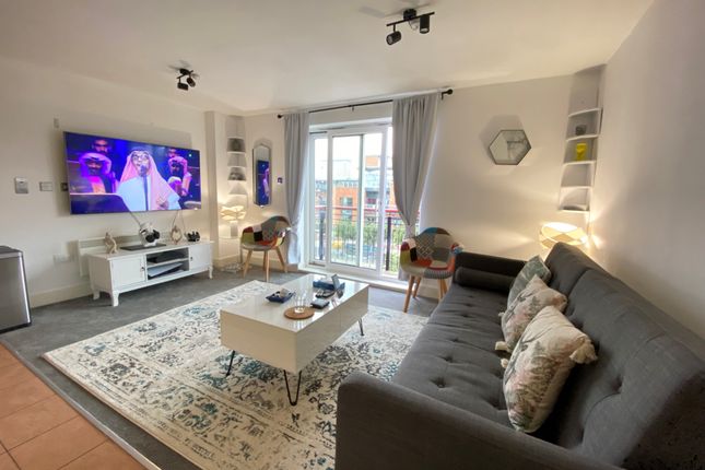 Thumbnail Flat to rent in The Canalside, Gunwharf Quays, Portsmouth