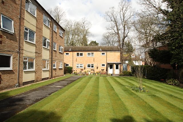 Flat to rent in Madeira Road, West Byfleet