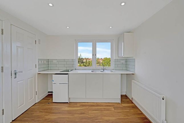 Flat 6, 8 The Grove, Greenford photo 4