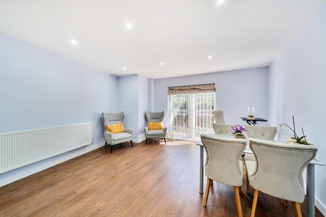 34 Royal Court, Royal Court, Stanmore photo 3
