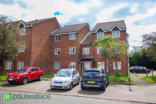Thumbnail Flat for sale in Cranleigh Close, Cheshunt, Waltham Cross