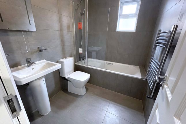 Flat for sale in Newcombe Road, Luton, Bedfordshire