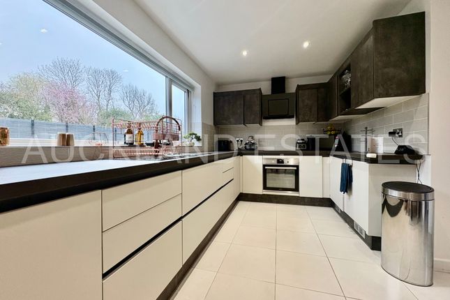 69, Blanche Lane, Potters Bar photo 4