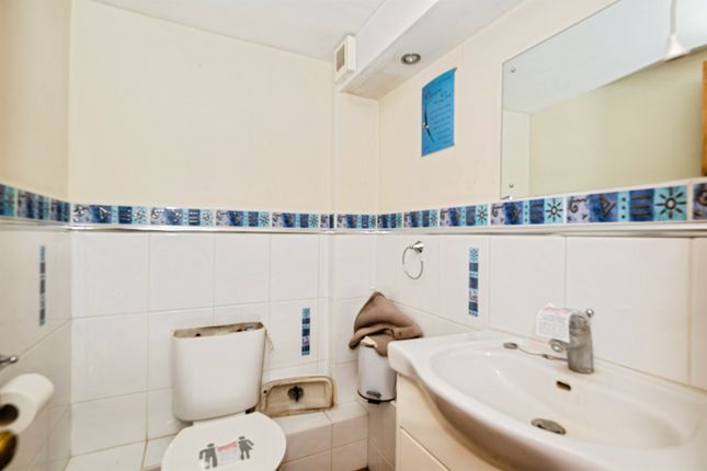 17, Croft Close, Chatham photo 4