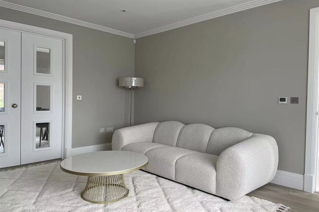 21, Whistler Drive, Barnet photo 2