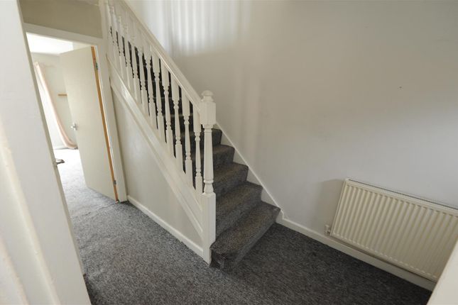 28, Rowantree Drive, Bradford photo 4