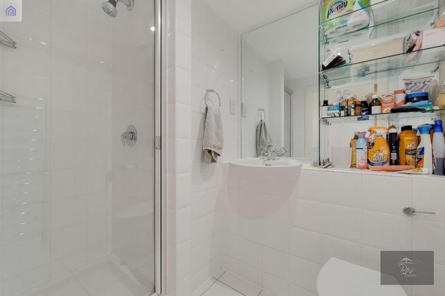 Flat to rent in Penthouse At Soaphouse Lane, Brentford