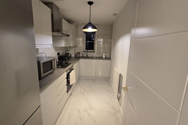 Lndn-Run995 - Flat 10 Flat 10,, Bader Court, London photo 4