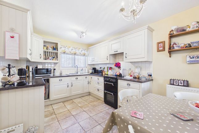 10, Jubilee Close, Stanwell photo 4