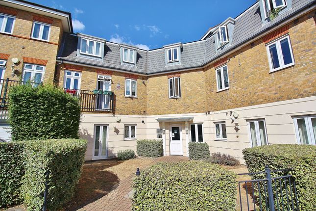39 Elizabeth Gardens, Isleworth photo 2