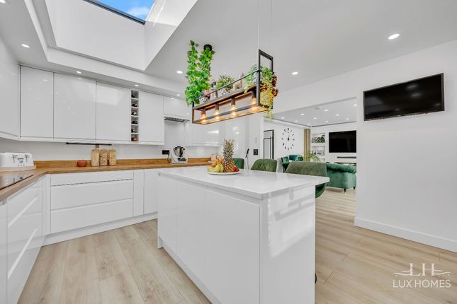 34 Stanley Road, Hornchurch photo 4