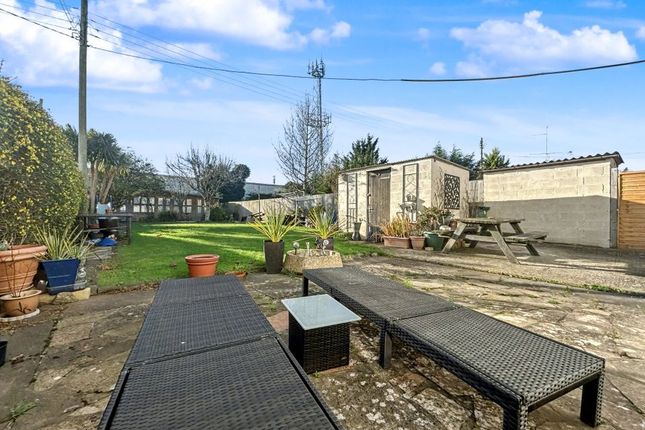 17, Ermin Street Blunsdon photo 2