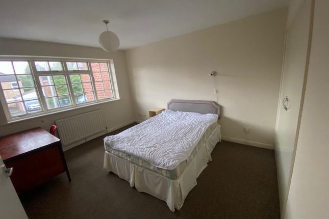 A Spacious And Bright Double Bedroom Perfect For S...