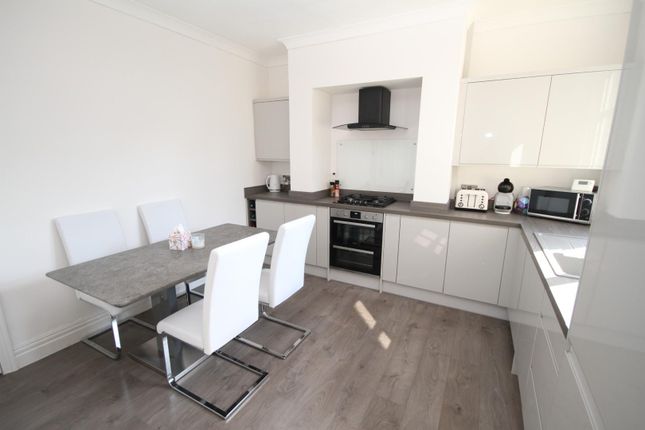 18, Albert Avenue, Bradford photo 3
