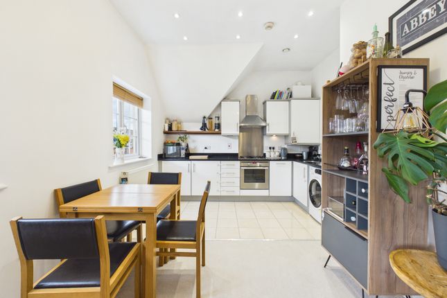 23 Wellesbourne House, High Wycombe photo 3