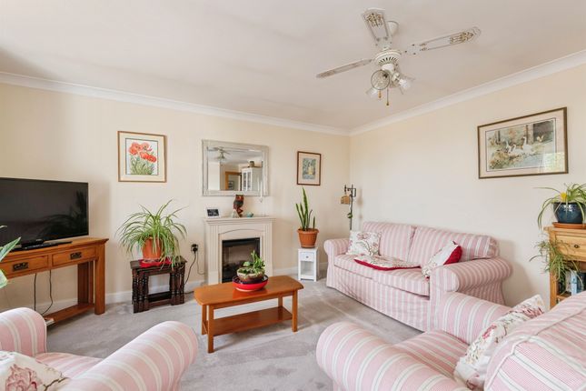 Flat 17, Marling House, Trinity Way, Minehead photo 4