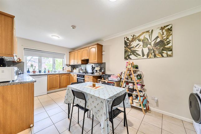 3, Windrush Close, Guildford photo 2