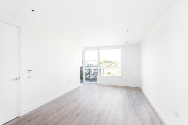 Flat 18,, Basset Court, London photo 2