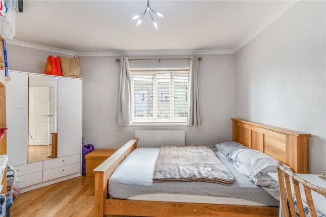 Flat for sale in Woodfarrs, Camberwell, London