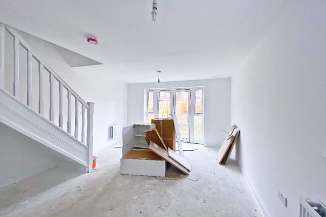 20, Blackburne Way, Farnham photo 2