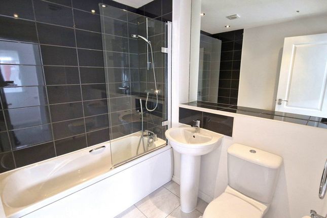 Town house to rent in Greene Way, Salford