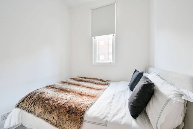 Flat to rent in Wellesley Road, Chiswick, London
