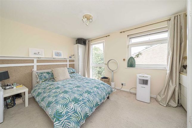 210, Harrowdene Gardens, Teddington photo 3