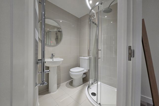 Room 1, 16, Elm Hall Gardens (HMO), Redbridge photo 2