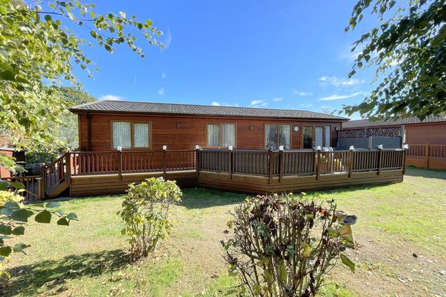 47 Homestead Lake, Thorpe Road, Clacton-On-Sea photo 2