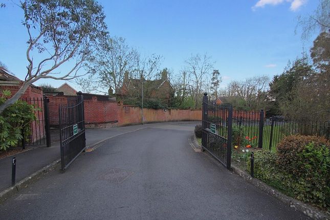 17 White Tree Close, EASTLEIGH photo 2