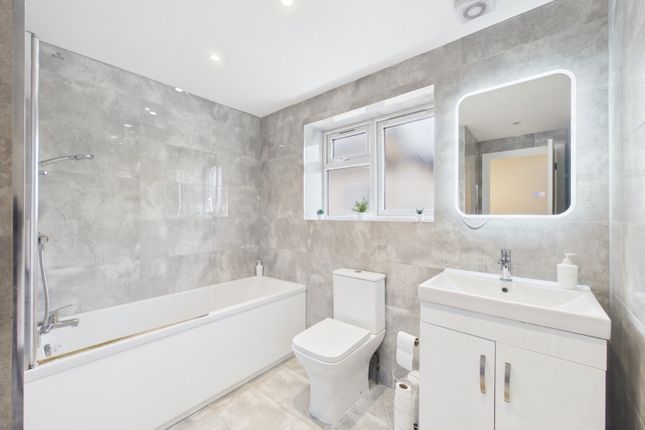 Flat 1, 2B,, Desford Way, Surrey photo 5