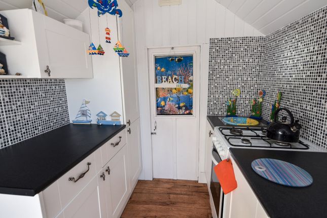 506, Beach Hut, Shoeburyness photo 3