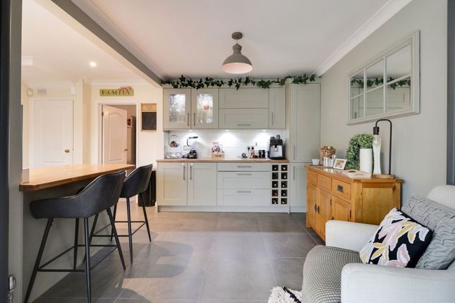 15 Oakbank Avenue, Walton-On-Thames photo 4