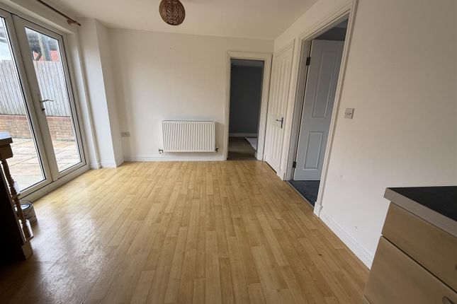 14, Clos Yr Ysgol, Llanelli photo 4
