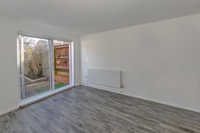 Terraced house to rent in Peregrine Road, Luton, Bedfordshire