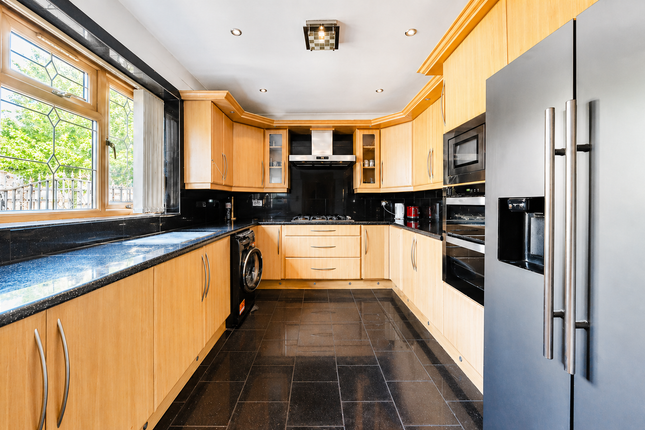 4 Hemlock Road, London photo 4