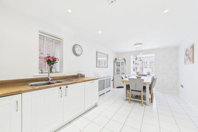 93, Roman Lane, Horsham photo 3