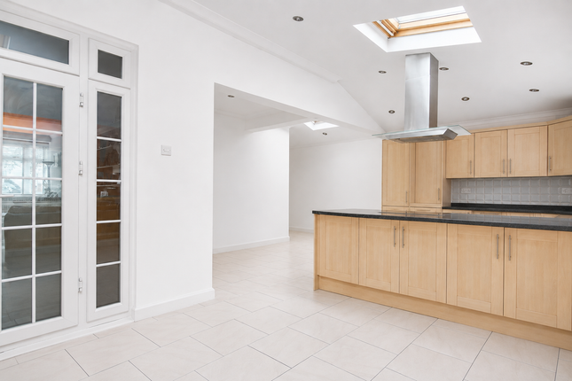 24, Florence Avenue, Morden photo 4
