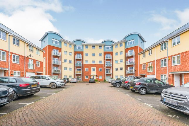 Flat for sale in Yoxall Mews, Redhill