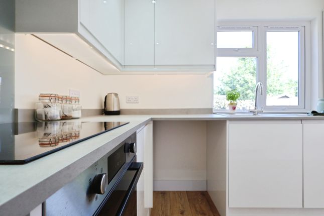 2, Orchard Way, Breachwood Green photo 4