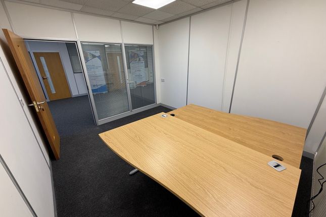 Office to let in Parkside Lane, Leeds