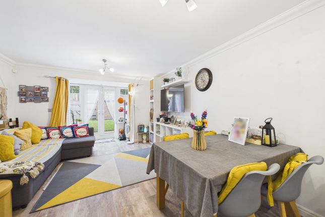 22, Glenwood Court, Hampshire photo 4