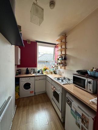 Flat to rent in High Road, London