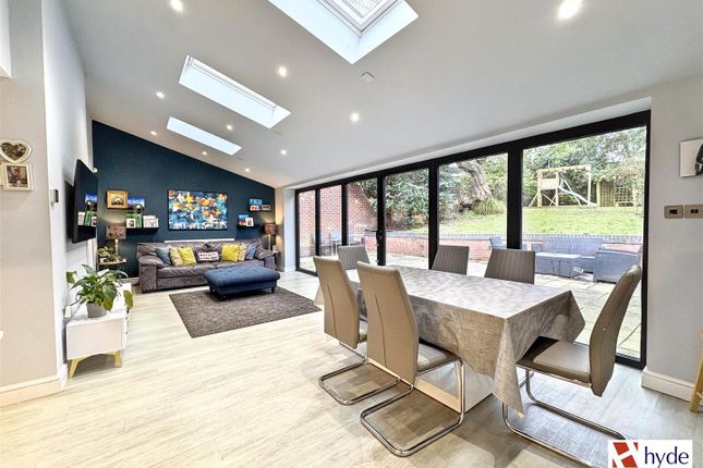 10, Tuscany View, Salford photo 3